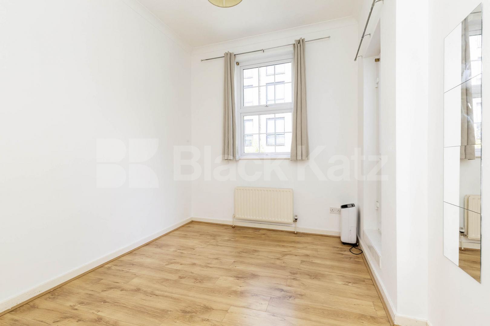 Large lounge, modern kitchen and within a stones throw to Regents Park  Oval Road, Regents Park / Camden